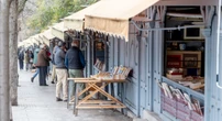 Sono cent’anni che le “casetas” vendono libri in strada a MadridSono stand permanenti in legno, uno di fianco all'altro, e nell'ultimo secolo hanno chiuso solo due volte