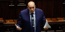 3 minuti faIl governo è molto preoccupato che la Flotilla avanzi verso GazaSa che deve tutelare le molte persone italiane a bordo, ma di mezzo ci sono anche i rapporti con Israele