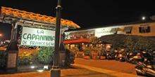 4 minuti faCos’è stata la Capannina di Forte dei MarmiLo storico locale della Versilia appena acquistato da Giorgio Armani ha una storia vivace lunga quasi un secolo