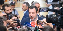 1 minuto faLa Francia non ha lasciato correre l’ultima uscita di Salvini su MacronHa convocato l'ambasciatrice Emanuela D'Alessandro dopo che il ministro aveva detto che il presidente dovrebbe «attaccarsi al tram»