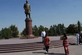 5 minuti faL’Uzbekistan e la democrazia continuano a non andare d’accordoLe elezioni non sono libere, i media sono controllati e dal 1991 ci sono stati solo due presidenti, nonostante i progressi in vari altri settori
