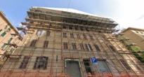 pochi secondi faDa quasi tre anni questo palazzo di Genova è inagibile per un incendioLe circa 100 persone che ci abitavano non possono tornarci, ma continuano ad avere molte spese