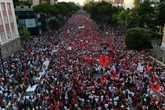 3 minuti faDa dove arrivano e dove stanno andando le proteste in AlbaniaDa critica a un resort di lusso legato alla famiglia Trump sono diventate enormi manifestazioni contro il governo di Edi Rama
