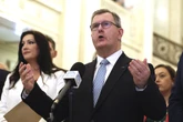 2 minuti faJeffrey Donaldson, uno dei politici più importanti dell’Irlanda del Nord, è stato giudicato colpevole di abusi sessuali su minori