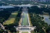 4 minuti faTutti i guai della Reflecting Pool del Lincoln Memorial a WashingtonTrump ha dato la colpa ad atti di vandalismo per la continua presenza di alghe, ma la vasca ha problemi strutturali irrisolti praticamente da sempre