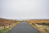4 minuti faL’Irlanda è piena di “strade della carestia”Vennero costruite per creare lavoro a metà Ottocento, in uno dei periodi più traumatici nella storia del paese: oggi molte sono abbandonate e dimenticate