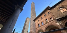I lavori per raddrizzare la Garisenda andranno avanti almeno fino al 2028La torre nel centro di Bologna sarà rinforzata e stabilizzata con i tiranti già usati per la torre di Pisa