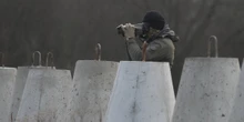 La guida della Lettonia per riconoscere le spie russe sotto coperturaFra le altre cose, consiglia ai cittadini di stare in guardia da turisti troppo curiosi che viaggiano con attrezzature insolitamente sofisticate