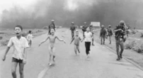 Alla fine non sappiamo chi ha scattato questa fotoÈ quanto hanno stabilito le lunghe indagini dell'agenzia Associated Press e della fondazione World Press Photo, che però hanno preso decisioni opposte su chi la firmerà d'ora in poi