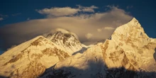 Un gruppo di alpinisti vuole scalare l’Everest in una settimanaCioè saltando i giorni di acclimatazione: per farlo stanno usando un trucco che è stato molto criticato