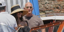 Com’è andato il matrimonio di Jeff Bezos a VeneziaLa cerimonia sull'isola di San Giorgio è filata liscia, l'evento conclusivo si terrà stasera in una zona piuttosto centrale della città