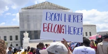 Perché negli Stati Uniti c’è lo ius soliCioè il principio per cui tutte le persone che nascono sul loro territorio ne diventano cittadine, che Trump vuole limitare