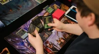 Il più famoso gioco di carte collezionabili si sta snaturandoDa un po' di anni Hasbro sta infilando dentro a Magic universi narrativi che non c'entrano niente, come Final Fantasy e il Signore degli Anelli