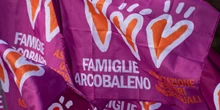 Una sentenza importante per le coppie di donne che hanno figli all’esteroLa Corte costituzionale dice che è incostituzionale non riconoscere come genitore la madre non biologica, ed è una notizia 