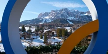 Il futuro delle Olimpiadi invernali è farle “diffuse”?Per ragioni ambientali succederà più spesso, a partire da quelle di Milano Cortina 2026, ma per preservare davvero i posti di montagna servirebbe un approccio ben più radicale