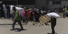 pochi secondi faAncora palestinesi uccisi in coda per prendere cibo e acqua nella Striscia di GazaL'ultimo attacco israeliano è avvenuto con un drone e ha ucciso 10 persone, tra cui 6 bambini