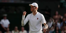 1 minuto faJannik Sinner ha vinto Wimbledon, è il primo italiano di sempreNella finale del torneo di tennis più prestigioso al mondo ha battuto il suo grande rivale, Carlos Alcaraz
