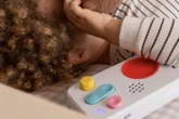 2 minuti faAnche i bambini hanno i loro “podcast”I giochi fatti di piccole casse e cataloghi di contenuti da ascoltare sono molto popolari in Europa, perché intrattengono ma senza schermi