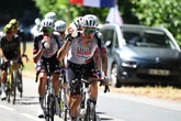 8 minuti faAnche al Tour de France si patisce il gran caldoQuest'estate in Francia si sta sentendo ancor più del solito, e per i ciclisti non è semplice rinfrescarsi