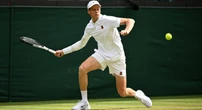 1 minuto faJannik Sinner è in semifinale a WimbledonHa battuto Ben Shelton in tre set e venerdì affronterà uno tra Novak Djokovic e Flavio Cobolli, che stanno ancora giocando