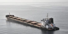 pochi secondi fa15 persone che erano a bordo di una nave cargo attaccata dagli Houthi nel mar Rosso sono disperse