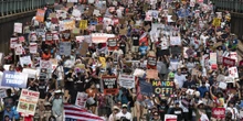 8 minuti faA Washington migliaia di persone hanno protestato contro la presenza della Guardia Nazionale decisa da Trump