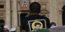 4 minuti faLe foto della cerimonia di canonizzazione di Carlo AcutisAttorno a lui si è creato da tempo un culto di dimensioni notevoli, e infatti in piazza San Pietro c'erano decine di migliaia di persone