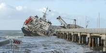2 minuti faLa nave cargo incagliata da oltre otto mesi a Marina di Massa è ancora lìLe operazioni di rimozione dovrebbero cominciare lunedì, ma secondo il sindaco potrebbero slittare ancora