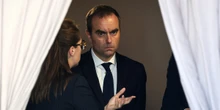2 minuti faIl secondo governo di Lecornu, tra conferme e tecniciIl primo ministro francese ha presentato i ministri con cui dovrà cercare di approvare la contestata legge di bilancio entro fine anno