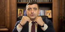 Perché il governo ucraino ce l’ha con George SimionIl candidato di estrema destra che ha vinto il primo turno delle presidenziali in Romania non può entrare nel paese, ed è un problema politico