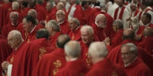 Che lingua si parla dentro al conclaveDentro alla Cappella Sistina non ci saranno interpreti, e i cardinali elettori arrivano da 71 paesi diversi: come si fa?