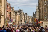 2 minuti faIl Fringe è ancora un evento accessibile?Gli affitti a Edimburgo sono cresciuti così tanto che anche il suo festival più importante, dedicato soprattutto agli artisti emergenti, ne subisce le conseguenze