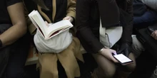 2 minuti faStiamo andando verso l’analfabetizzazione?Lo sostiene una teoria radicale e piuttosto condivisa, a partire dalla diffusione di video brevi su Internet e dal calo della lettura