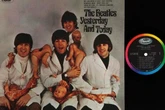 3 minuti faLa scandalosa copertina splatter dei BeatlesQuella in cui indossavano camici da macellaio ed esibivano carne cruda e bambole smembrate, ritirata dal mercato e oggi preziosissima