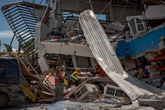 4 minuti faI soccorsi per il terremoto di lunedì nelle Filippine vanno a rilentoPer via delle continue scosse di terremoto: ci sono migliaia di edifici danneggiati, almeno 17 persone disperse e oltre 25mila sfollate