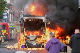 2 minuti faLe violente proteste anti-immigrazione a Belfast Sono partite da un accoltellamento per cui è stato arrestato un uomo sudanese: centinaia di manifestanti incappucciati hanno dato fuoco a case e automobili