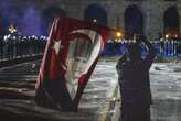 Le partecipate manifestazioni in Turchia per l’arresto del sindaco di Istanbul, con le fotoPer il terzo giorno consecutivo migliaia di persone hanno protestato in diverse città del paese: a Istanbul ci sono stati alcuni scontri con la polizia