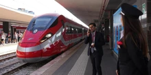 pochi secondi faDa oggi entrano in servizio i nuovi treni FrecciarossaSaranno introdotti gradualmente nei prossimi anni: le novità riguardano soprattutto il motore e gli arredi interni