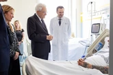 3 minuti faLe foto di Mattarella e Meloni in visita ai feriti di ModenaSono stati agli ospedali di Bologna e Modena, e hanno incontrato anche altre persone intervenute dopo la tentata strage