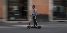 2 minuti faLe prime indicazioni su come funzioneranno le targhe sui monopattini elettrici e l’“alcolock”Le ha date il ministero dei Trasporti più di sei mesi dopo la riforma del codice della strada, ma ancora non bastano