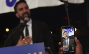 4 minuti faI politici che funzionano sui social hanno una cosa in comuneRiescono a dare l'idea di essere sé stessi, e in questo modo risultano simpatici e credibili: da Zohran Mamdani a Roberto Gualtieri