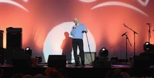 pochi secondi faOra la stand-up comedy in inglese funziona anche in ItaliaO almeno a Milano, dove da alcuni anni gli spettacoli dei comici americani e inglesi vanno continuamente sold out