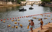 1 minuto faA Parigi si può fare il bagno nella SennaPer la prima volta da oltre 100 anni il fiume è balneabile per tutti, dopo ingenti investimenti per ripulirlo