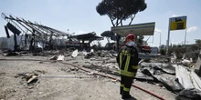 5 minuti faCosa sappiamo delle cause delle esplosioni del distributore a RomaÈ molto probabile che la prima, più piccola, abbia provocato la seconda, facendo aumentare la temperatura del GPL in un'autocisterna