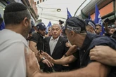 4 minuti faIl governo di Netanyahu sta cercando di condizionare le prossime elezioniIndebolendo i sistemi che garantiscono l'imparzialità del voto: lo fa perché è molto indietro nei sondaggi