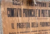 pochi secondi faI manifesti della Seconda guerra mondiale trovati dietro le vetrine di un negozio a Roma Ce ne sono vari, rimasti nascosti per decenni: alcuni danno suggerimenti su come comportarsi durante i bombardamenti