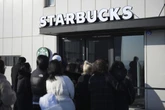 4 minuti faLa campagna di Starbucks Corea che ha apparentemente ironizzato su un massacroNell'anniversario della repressione della rivolta di Gwangju del 1980 ha presentato una linea di bicchieri chiamati “tank”, carro armato