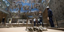 Come faranno a isolare il conclave dal resto del mondoSia con modifiche strutturali ai palazzi del Vaticano, sia con misure tecnologiche, sia con la minaccia della scomunica