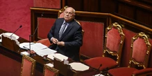 Il ministro Nordio consiglia alle vittime di violenza di rifugiarsi «in chiesa o in farmacia»Visti i malfunzionamenti dei braccialetti elettronici “antistalking” e le difficoltà d'intervento delle forze dell'ordine