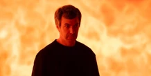 Non riderete molto guardando Nathan FielderÈ un autore e attore comico tra i più bizzarri della tv americana, ma le sue serie come “The Rehearsal” e “The Curse” più che altro inquietano o commuovono
